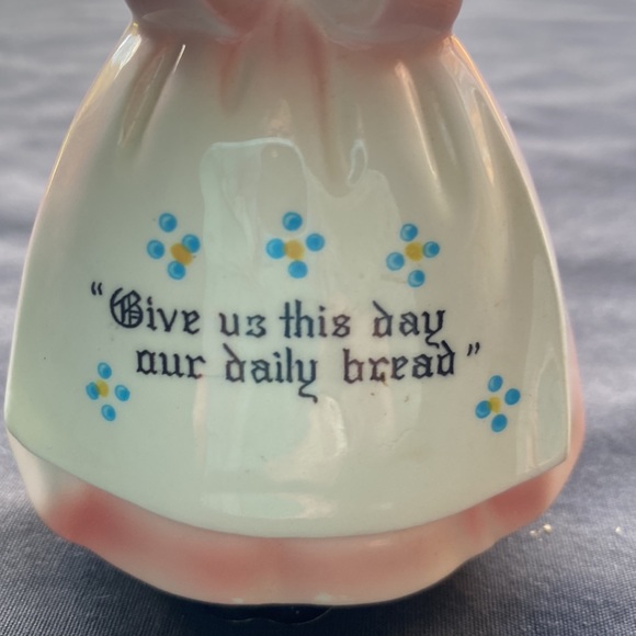 Vintage Salt Pepper Shaker Praying Lady - Picture 4 of 4